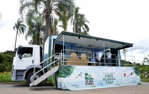 O caminhão do projeto nas dependências do Jardim Botânico